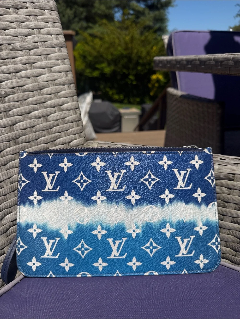 Louis Vuitton Neverfull Escale Wristlet Pouch VGUC - Picture 1 of 11